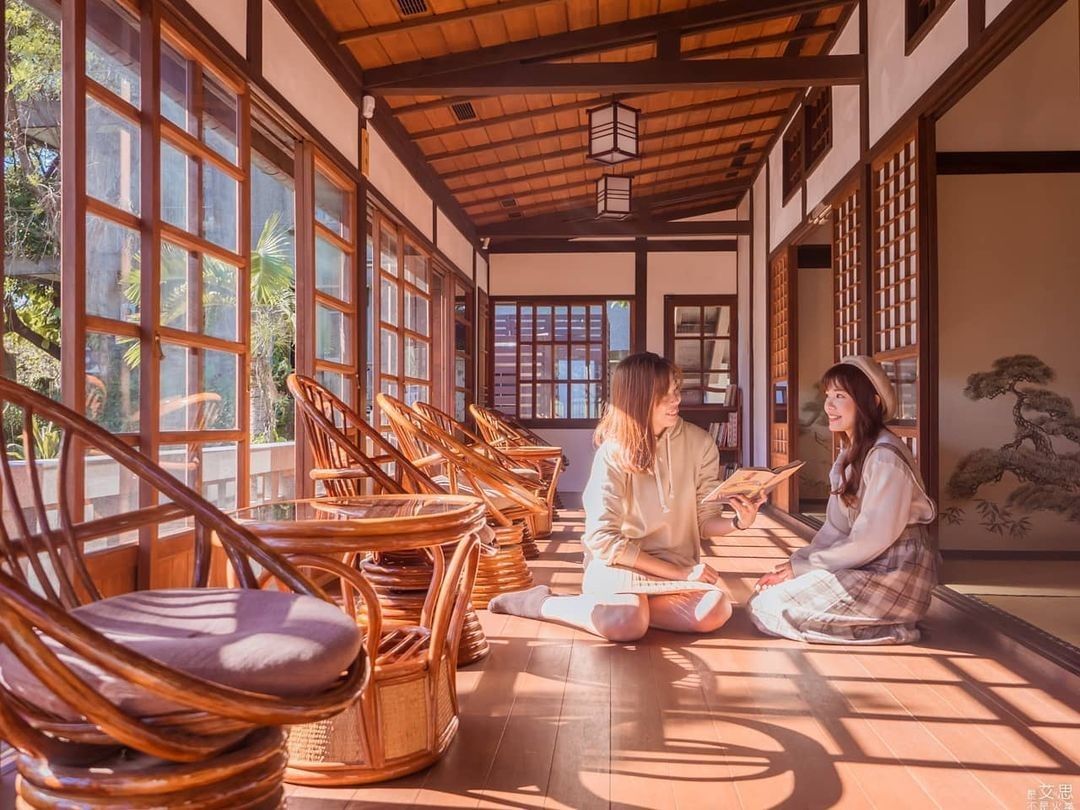 隱身在淡水老街裡的日式老宅！獨特的西式雁行式氣窗更是特色之一，寬敞的空間和清新的氛圍充滿日式情懷~