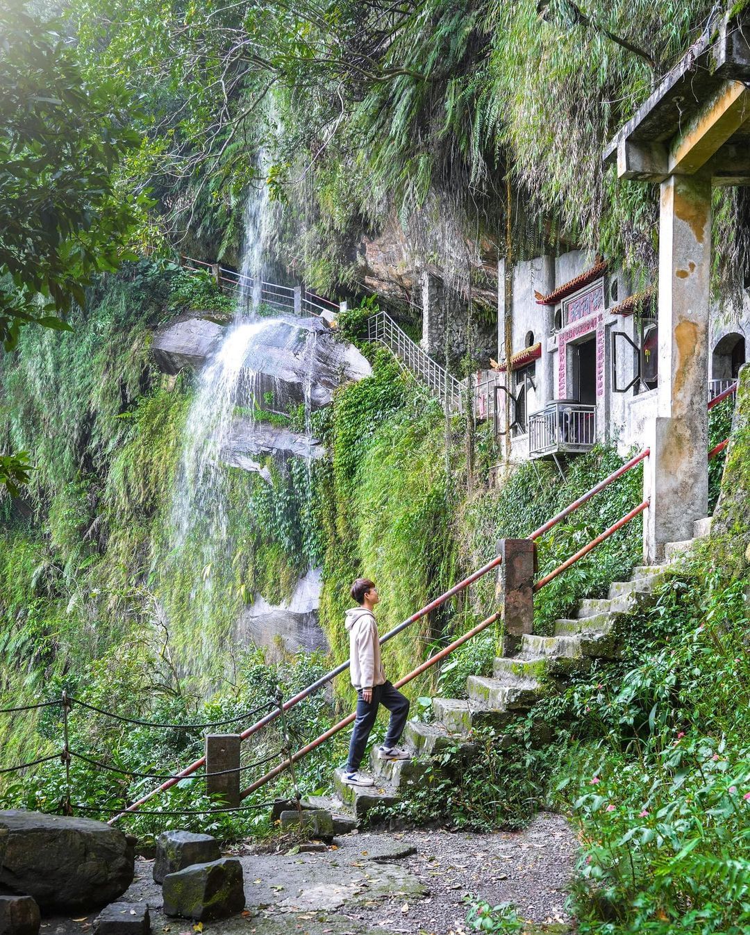 凌空而下的瀑布，置身一片綠意盎然、充滿幻想的童話場景！