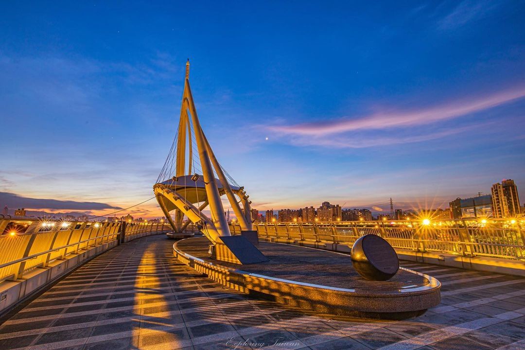 外型如一艘巨大帆船，橋上可遠眺台北101與新店溪左岸景觀，晚上還會有不同的顏色彩光變換，霓虹燈下賞月漫步，十分浪漫！