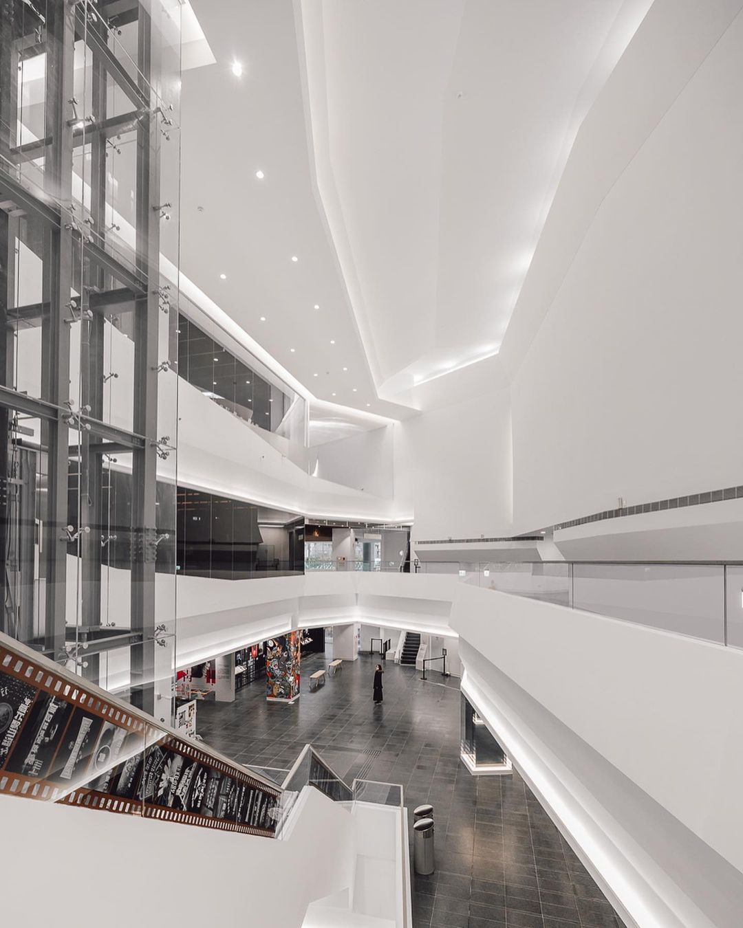 流線型的白色建築，書寫著電影膠捲的故事，彷彿徜徉在時光的河流裡！