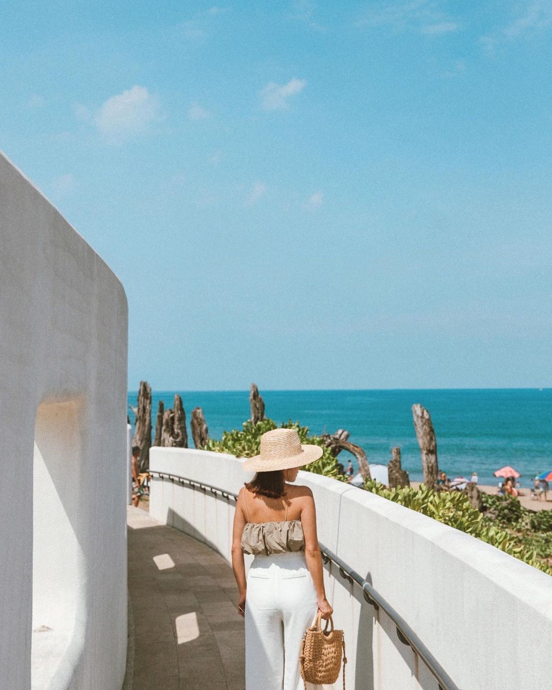 北部的衝浪天堂，不論你是新手或是海上高手，都能在這找到衝浪的快感！周邊也設有淋浴間、遊客中心和休憩站，讓你放電完後充充電！