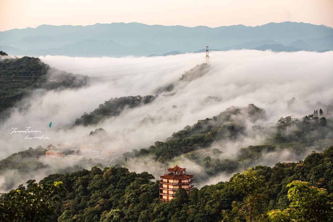 眺望群山和雲海，彷彿置身仙境！