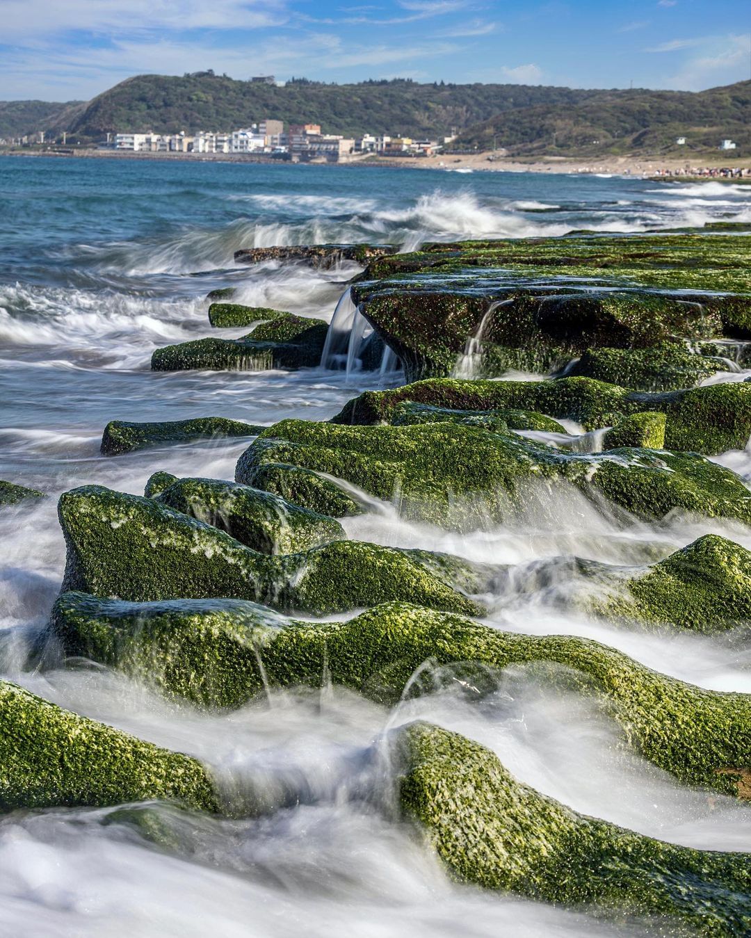 舒心又療癒的綠色海岸～全臺少見的特殊景觀！#老梅綠石槽 每年約3月底至4月是 #季節限定！