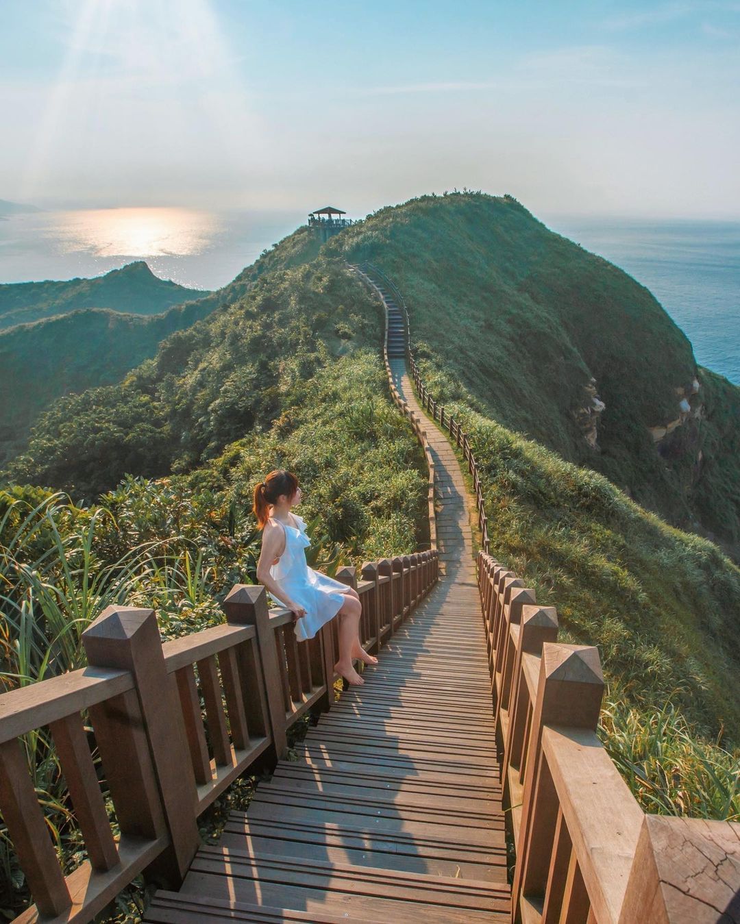 宛如台版萬里長城的 #鼻頭角步道，沿著山脊走能夠欣賞四面八方的美景，有山海合一的景觀步道，也有豐富多變的海蝕地質景觀，登高還能眺望東北角海岸！