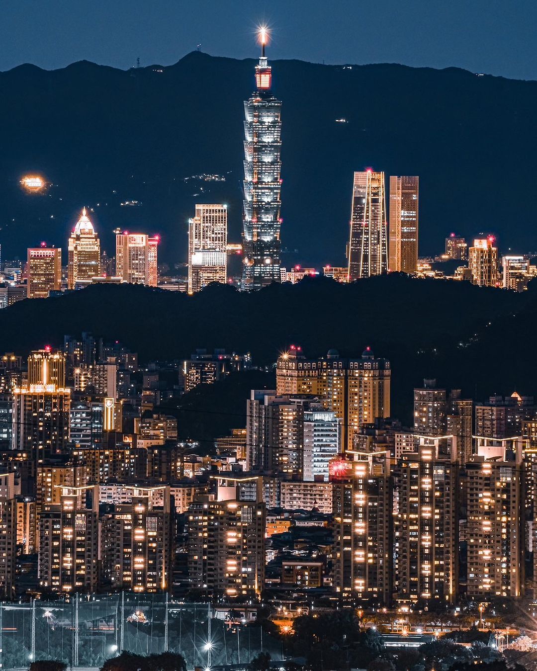 在這可以看見台北101，是北部拍攝低空雲霧的熱點，沒有琉璃光的籠罩，反而有種脫俗寧靜之美