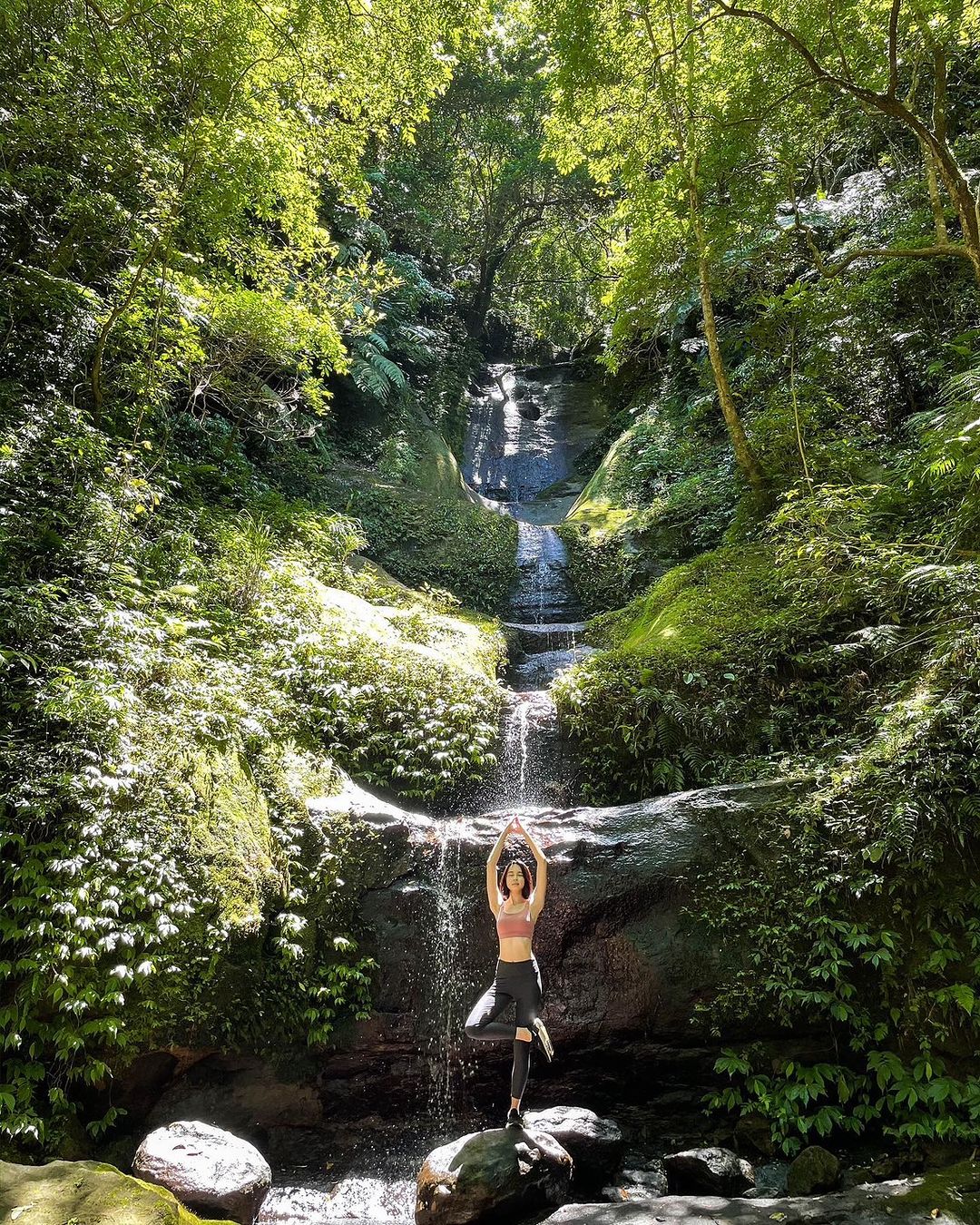 深藏山林中的寧靜之地，瀑布流經岩壁傾瀉而下，身心靈都清爽起來！