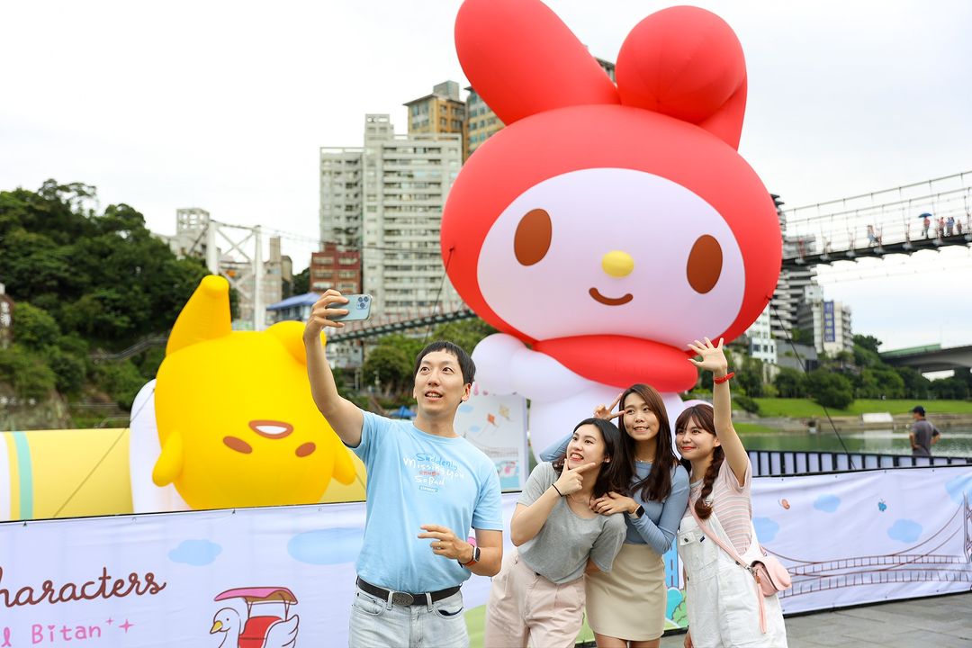 超巨 #三麗鷗明星家族 可愛降落在碧潭 