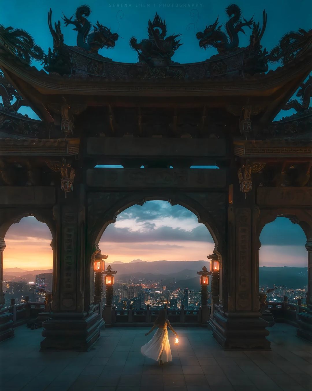 隱身於大尖山的莊嚴廟宇，門口牌樓是攝影熱點，將雙北市景濃縮於拱門之內，搭配夕陽按下快門，拍出媲美古神殿的幽美場景！