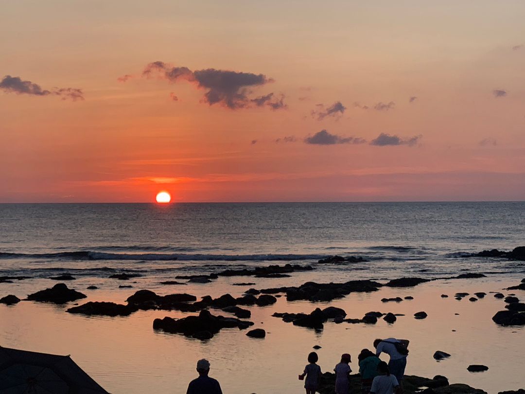腳踩著貝殼細沙，吹著海風欣賞美麗的景致，是北海岸極推薦的賞日落景點！