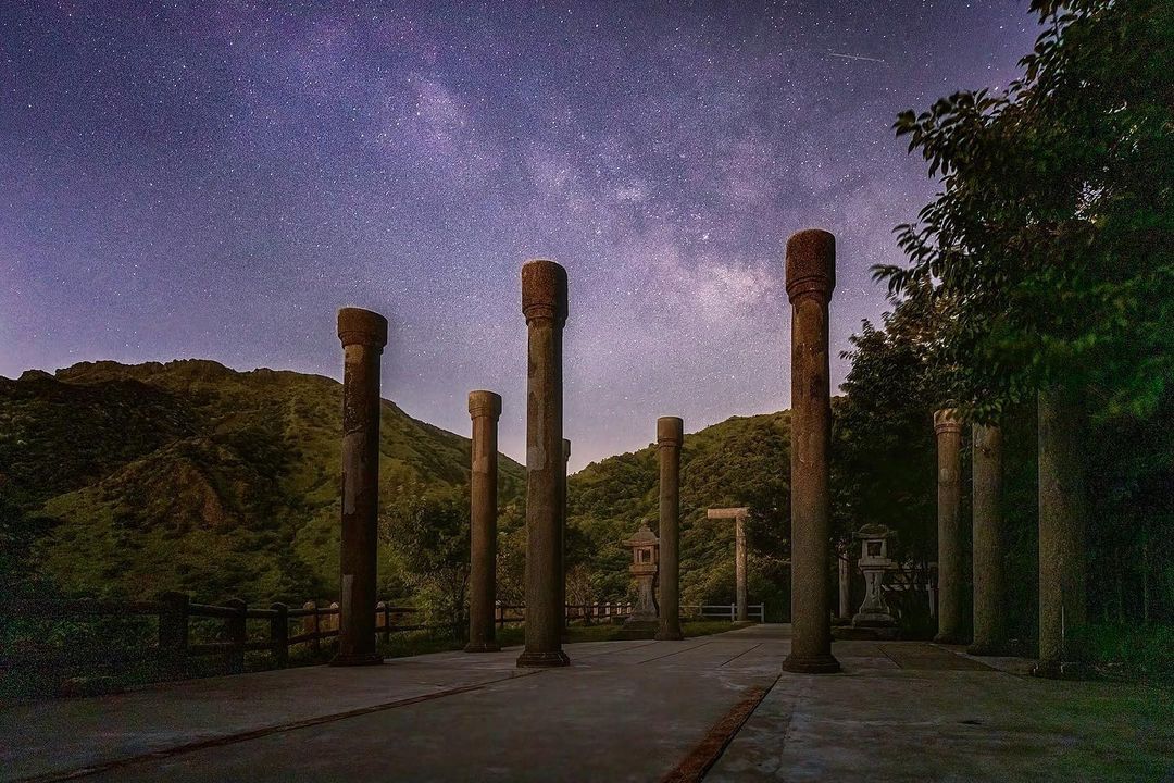 日治時代的神社遺址，曾經是礦業的守護神，在夜幕降臨時，依然站立在繁星之下，繼續為人們帶來心靈的寧靜～
