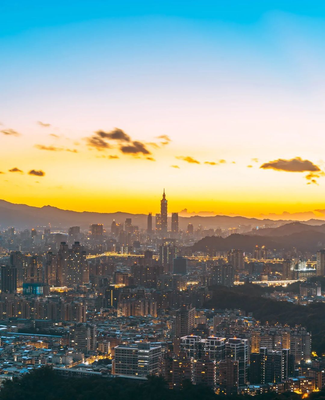 擁有全台最大的福德正神像，是北台灣求財最旺的土地公廟，視野遼闊可以一覽雙北，是攝影愛好者捕捉美景的熱點！