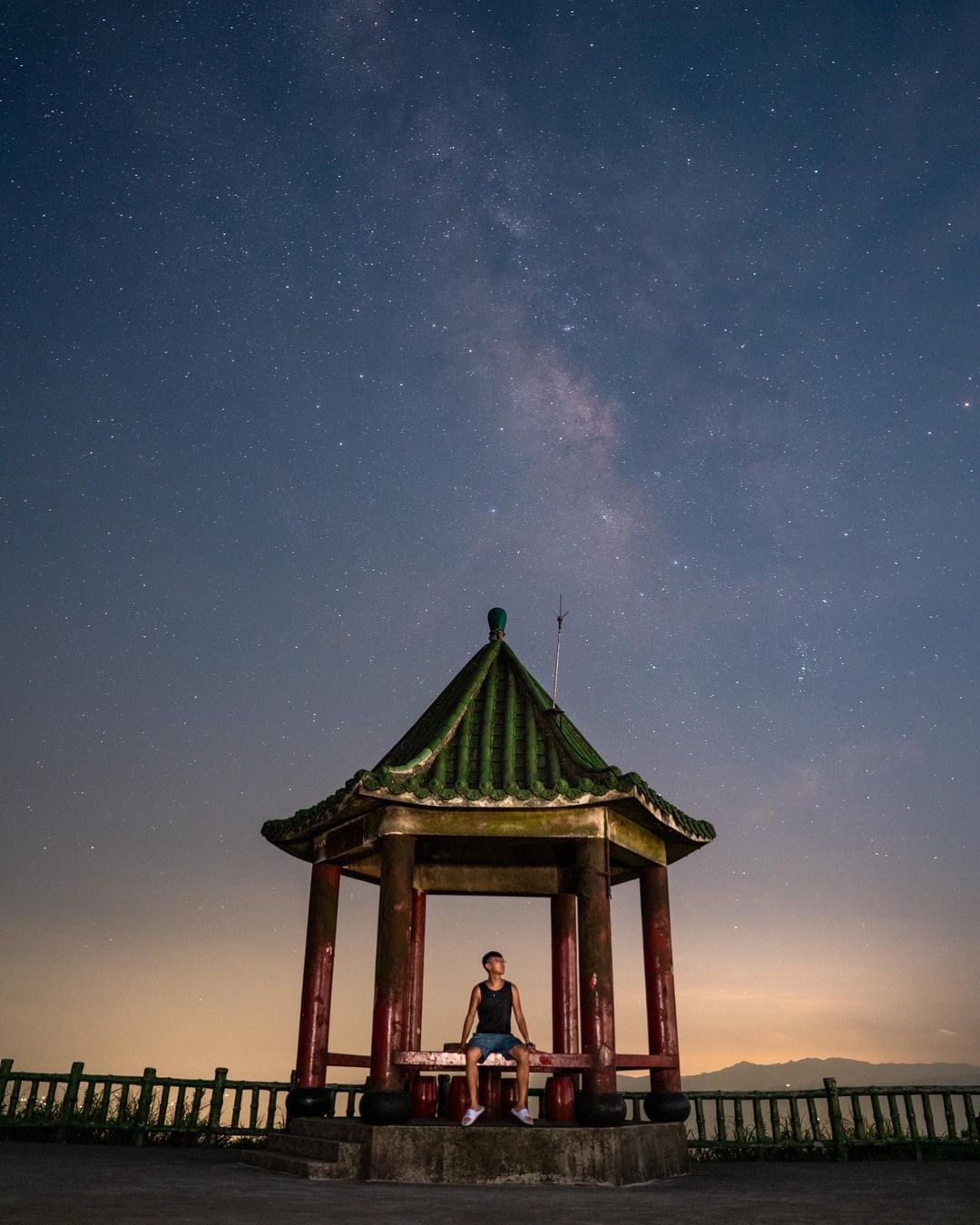 最美寂寞公路 #不厭亭，位在雙溪與九份交界處，夏日夜晚是北部賞景觀星熱點！