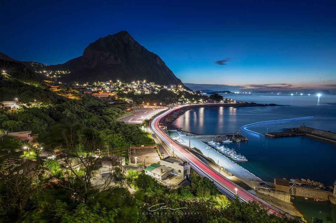 從水湳洞漁港上方遠眺，絢爛耀眼的黃金山城與完美的陰陽海C型彎夜景，是攝影師取景私房地！