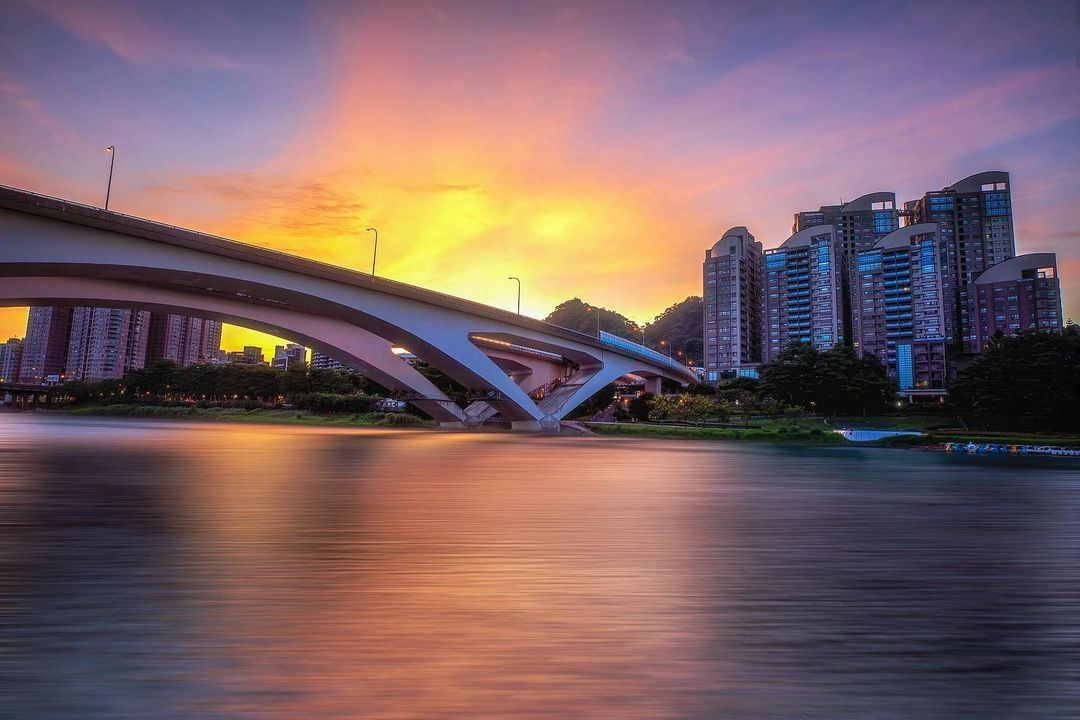 昔為台灣八景十二勝之一的碧潭，湖光山色壯麗優美，日出晨彩與靜謐的河畔，令人感覺到平靜，充滿希望開啟嶄新的一天！