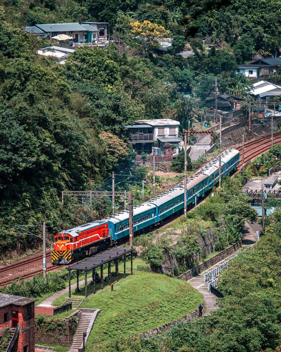 「藍皮文博號」沿著基隆河畔從台北一路行駛到宜蘭，一節節的藍色車廂串起人們懷念的舊時光，也吸引許多鐵道迷前往感受鐵道之美！