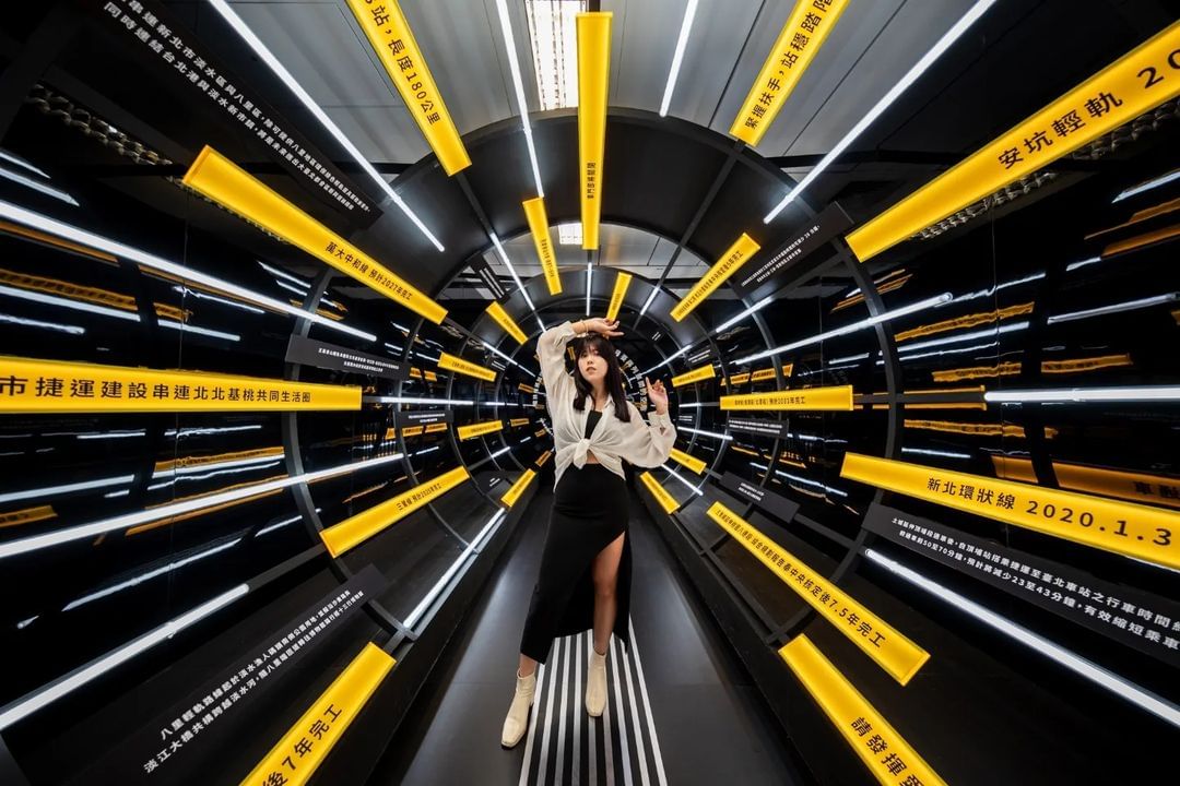 站點展示象徵環狀線的橫向光條，宛如交通與人流的流動感、光軌和未來感！