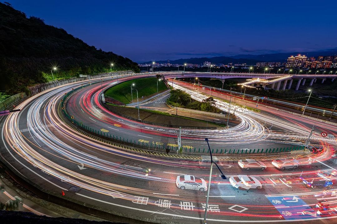 夜色降臨，三鶯二橋的車軌光影交錯，展現出獨特美景，因此有了 #鶯歌之眼 的美名!