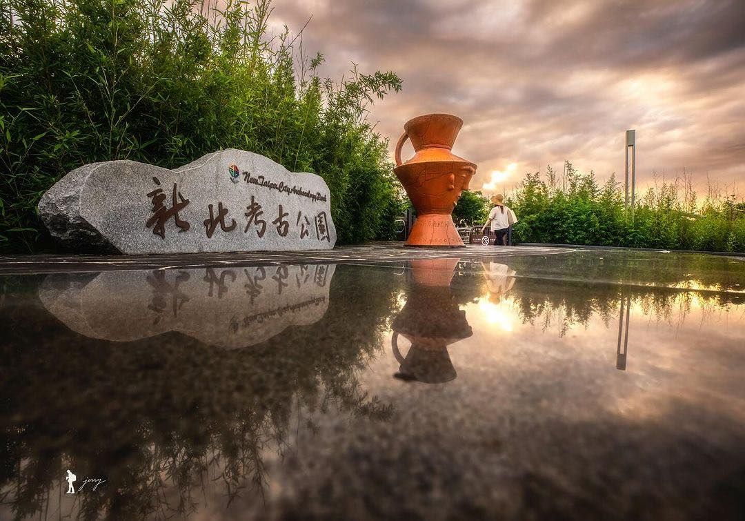 在十三行博物館旁的新北考古公園，融合考古、教育及生態等元素，草地上的羊咩咩們超可愛好拍！別錯過囉～
