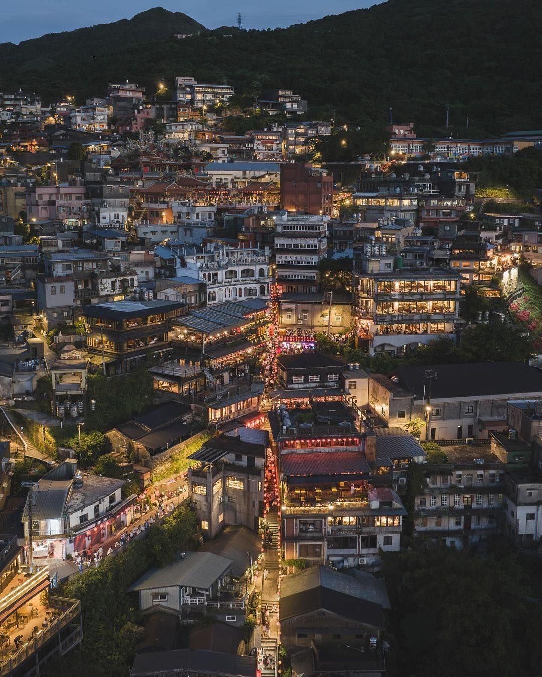 九份山城獨有的入夜燈火，經由紅燈籠點綴，像是一座魔法小鎮