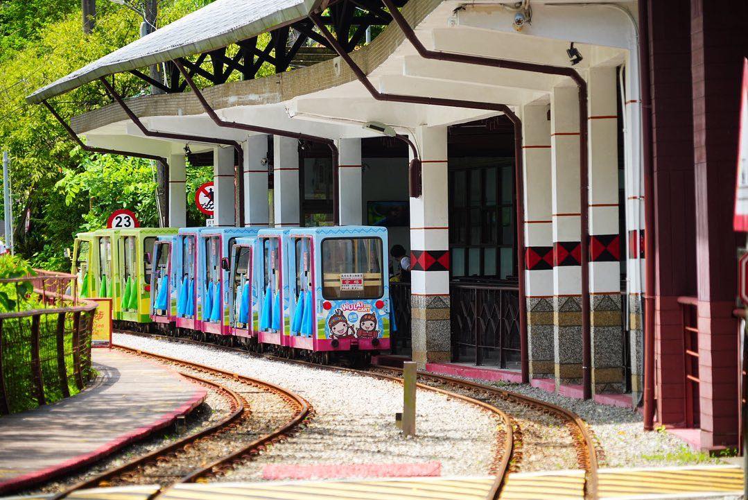 來烏來搭台車看瀑布！