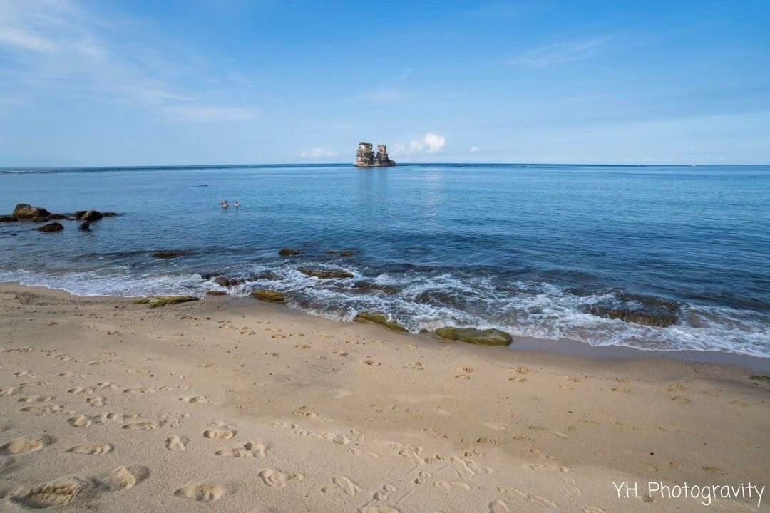 位於金山有一處神秘沙灘，為在獅頭山公園下方，沿途的小徑並不好走，然而可以遠眺燭台雙嶼並安靜吹海風，可以說是一處秘境