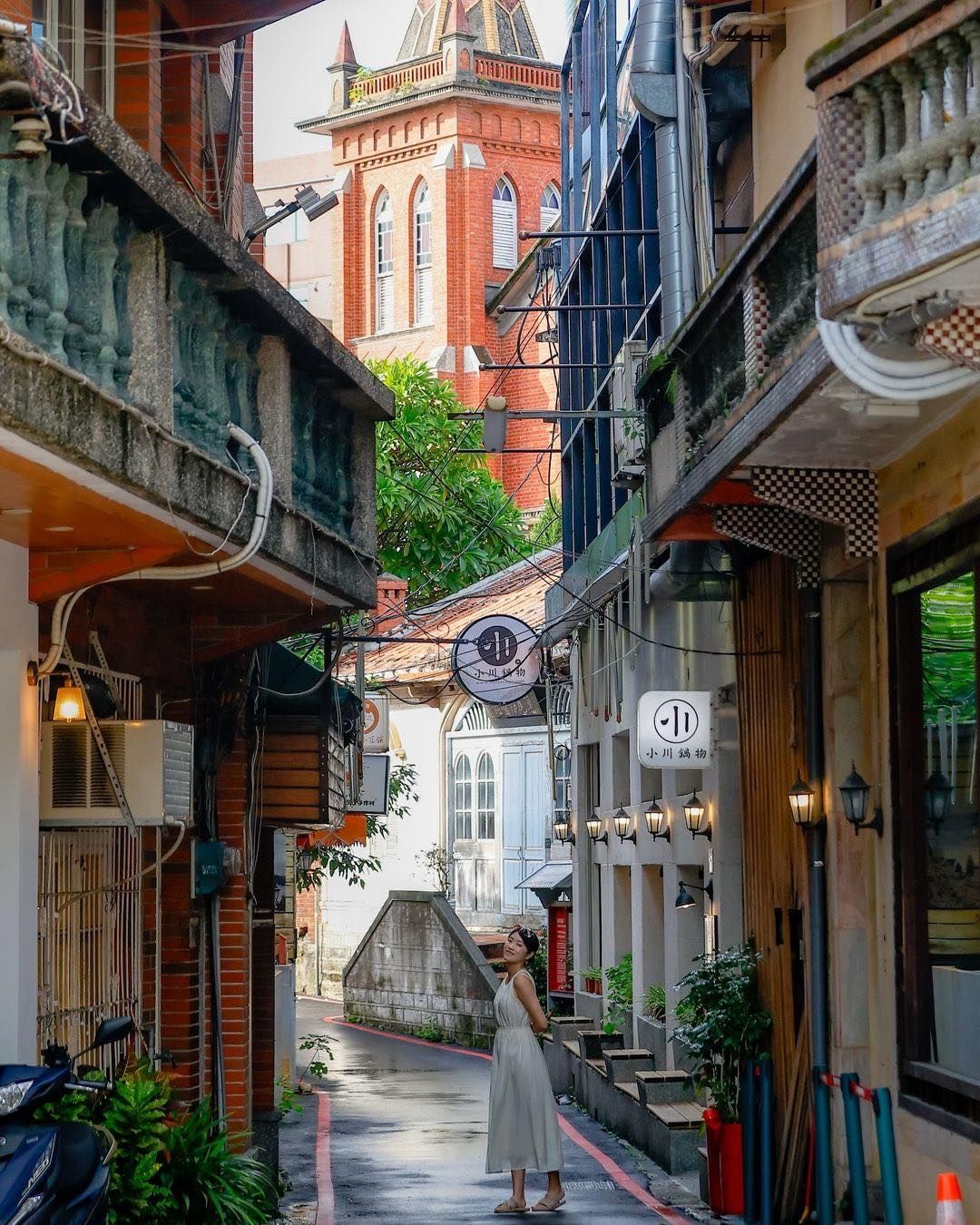 隱藏在淡水老街深處的小巷，有著文化巡禮的驚奇，彷彿來到歐洲的小鎮！巷子盡頭還可看見哥德復興式建築—淡水教會