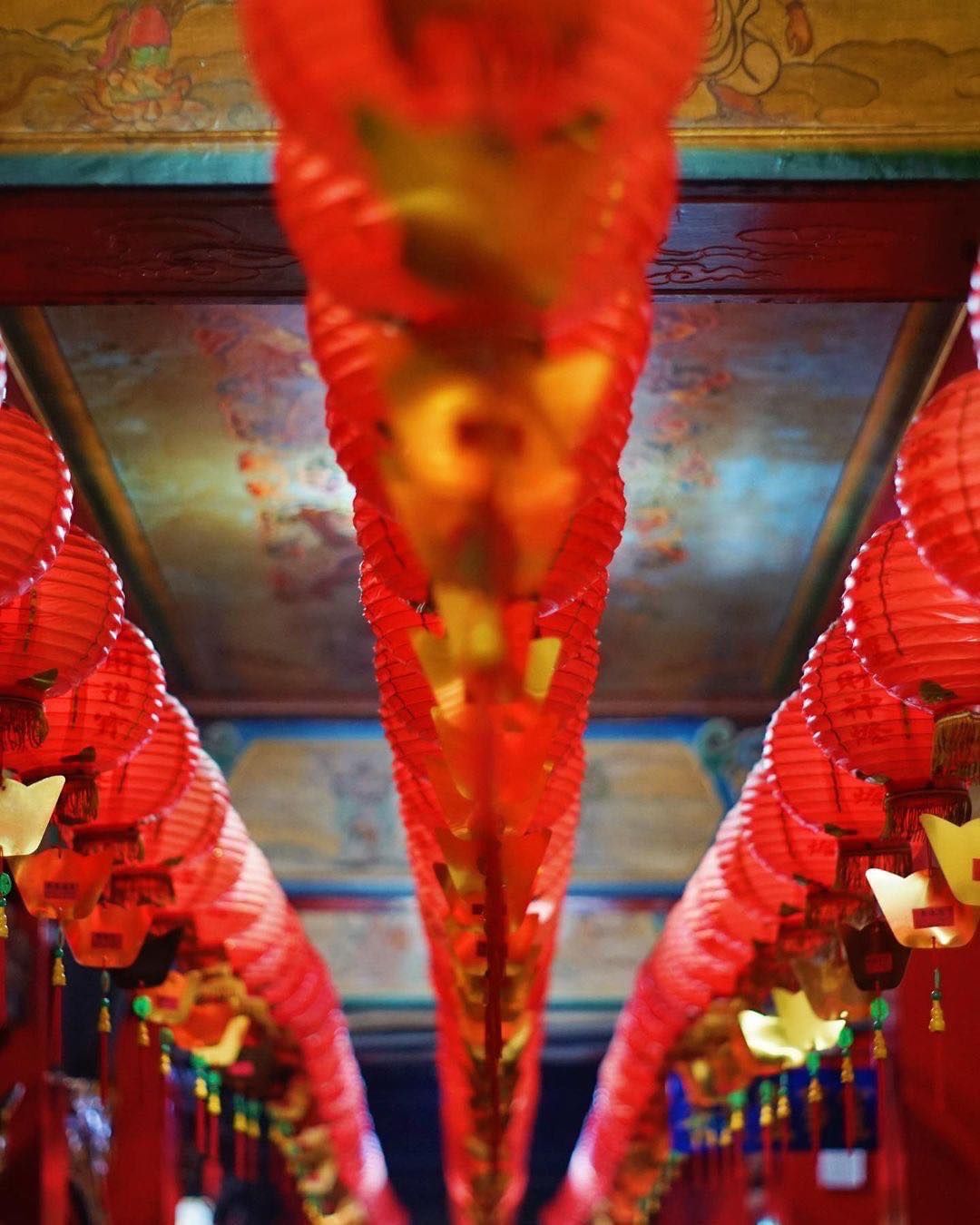 蘆洲湧蓮寺香火鼎盛，樓高三層樓，給人氣派華麗的感覺，主要供俸南海觀世音菩薩，是以一萬兩黃金打造的金觀音