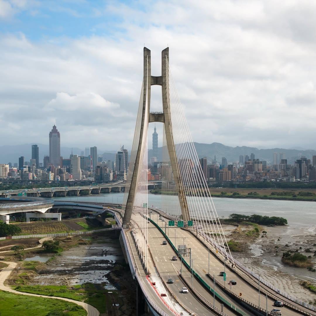 「北」字型的高聳主塔，這是新北最高的地標塔橋—新北大橋