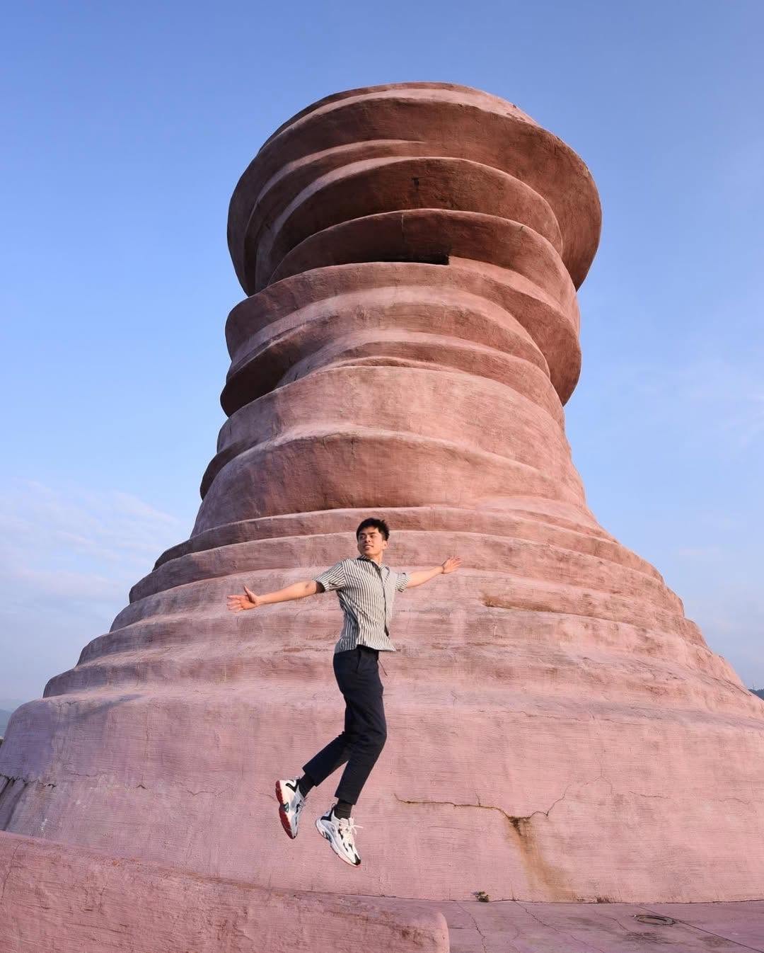 位在新北市美術館旁，矗立著一座巨大的裝置藝術，〈坯〉由台灣藝術家林舜龍創作，與鶯歌在地的陶藝文化相呼應，還可以走進裝置裏頭，順著階梯螺旋往上，非常有趣，各個角落都可以拍出有意思的照片