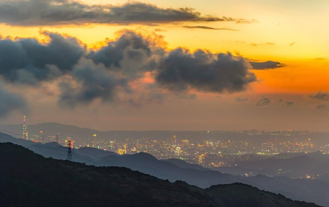 無耳茶壺山步道，走到山頂東邊可眺望太平洋，往南可望半屏山，還可欣賞到基隆山與浪漫公路，從另一側則可以看到陰陽海，美麗的景色讓健行者流連忘返