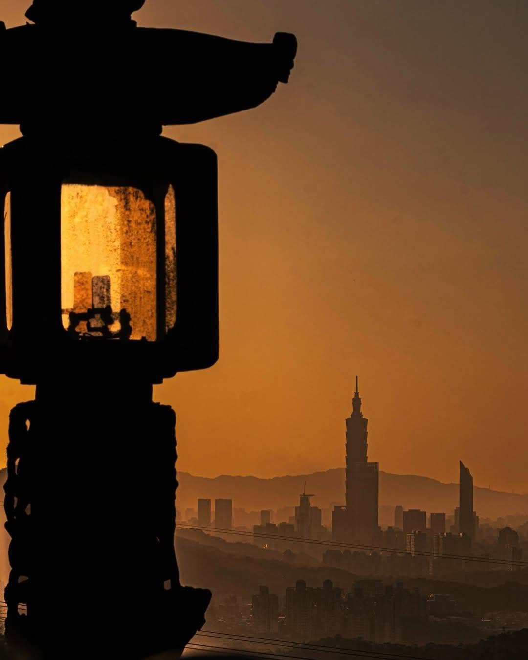 古老的廟宇與現代的摩天大樓，從高處俯瞰卻不違和，在大景中相互呼應，是何等的美景！