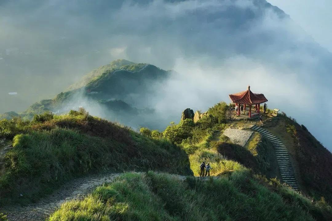 無耳茶壺山步道是一條適合健行及短程來回的登山步道，走到山頂東邊可眺望太平洋，南望半屏山，還可以欣賞到基隆山與浪漫公路，從另一側可以看到藍黃漸層的陰陽海，在秋冬時，整座山頭會布滿芒花
