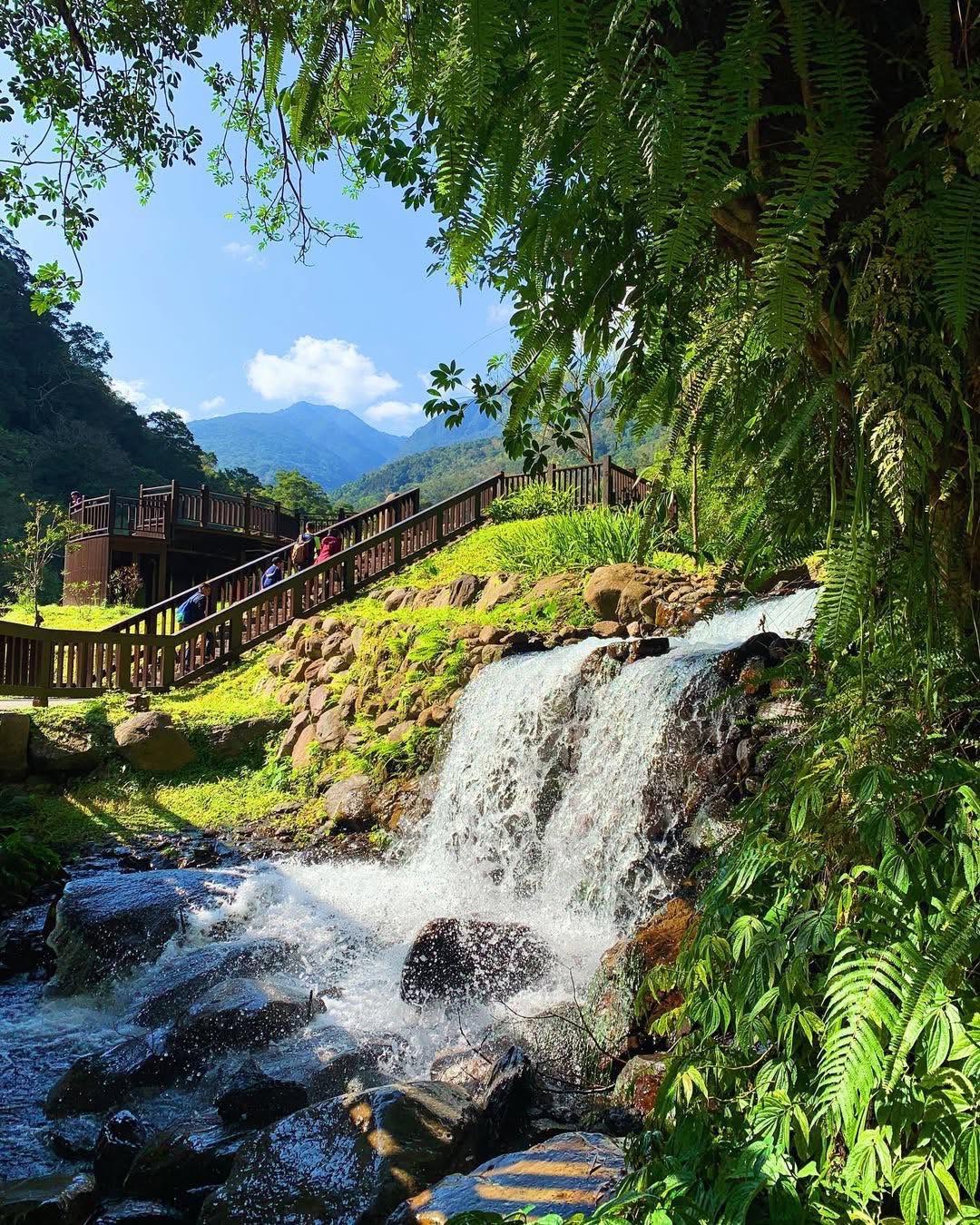 清涼好走的公園步道，且沿著溪水旁建造，沿途清澈的溪水讓人走起來身心沁涼 