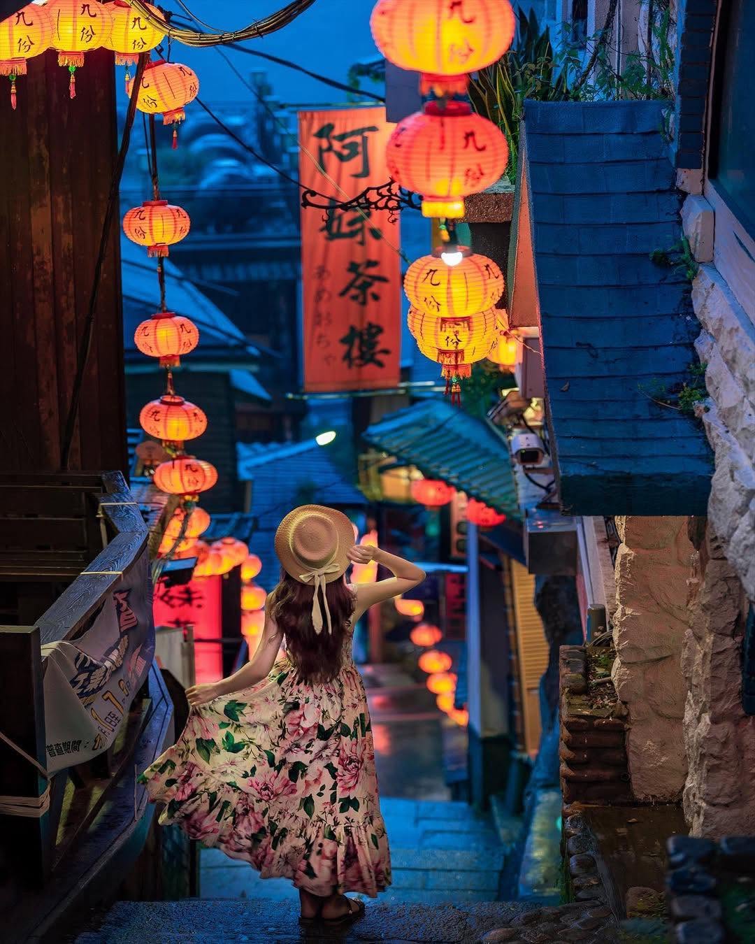 九份最具特色的石階路，街道上長串的紅燈籠點綴復古氣息，全長共300多個石階，漫步其上還可遠眺山城聚落，每當日落時分即可見到超美晚霞