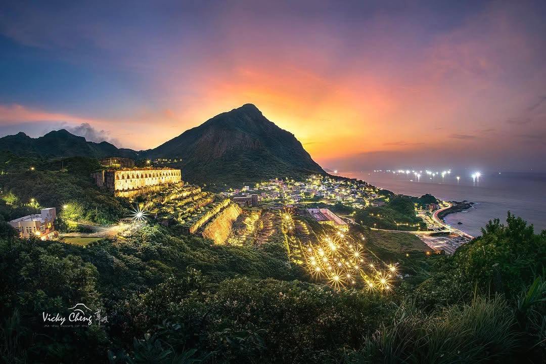 水湳洞選煉場在台灣礦業文化佔有一席之地，有著不可抹滅的歷史意義，每晚18:00-21:00 每當金黃色燈光點亮，整座遺址瞬間發出光芒，搭配晚霞成為夜景拍攝聖地！