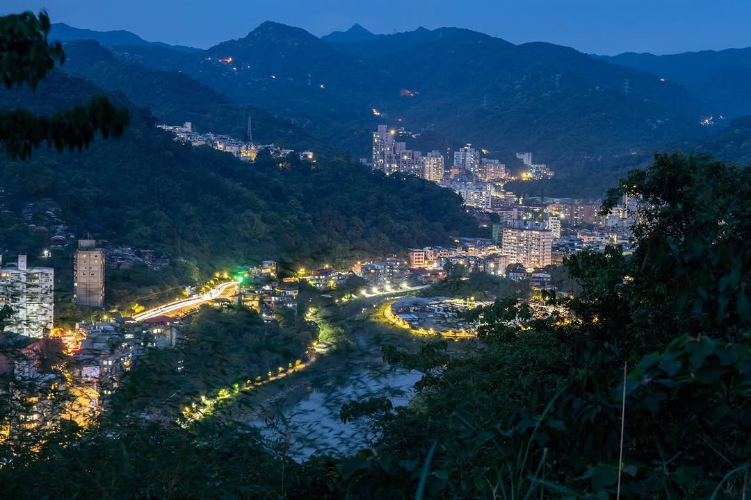 和美山步道位於碧潭西岸，路程短且平緩，是一條老少咸宜的登山步道，分為親水的藍線步道及親山的綠線步道。