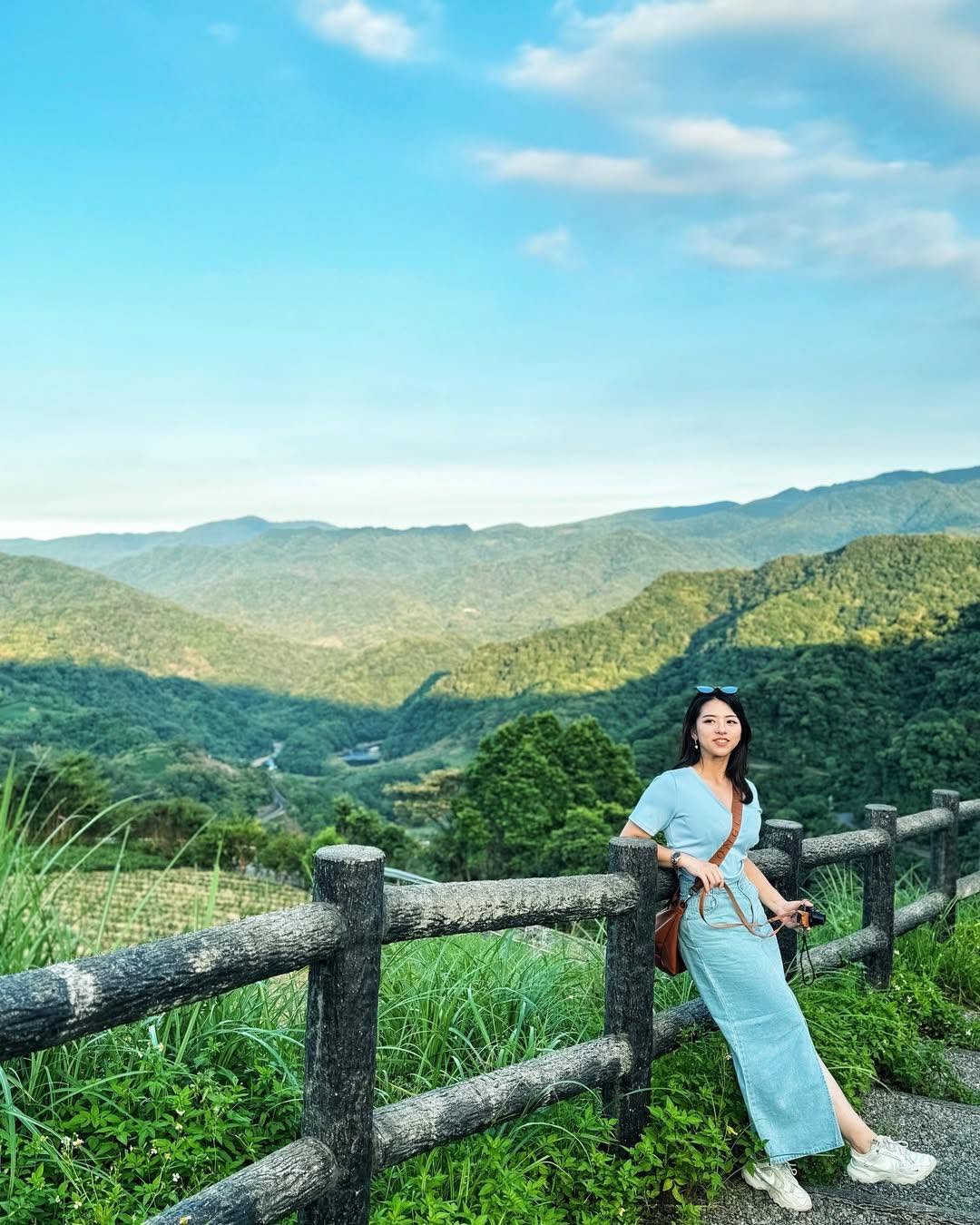 南山寺觀景平台位在北宜公路的半山腰，是新北市坪林區重要的地標，也是攝影高手最佳拍攝雲海、銀河、日出的據點，還可俯瞰大舌湖及梯田景觀，冬天則是絕佳的觀霧點，怎麼拍怎麼美～