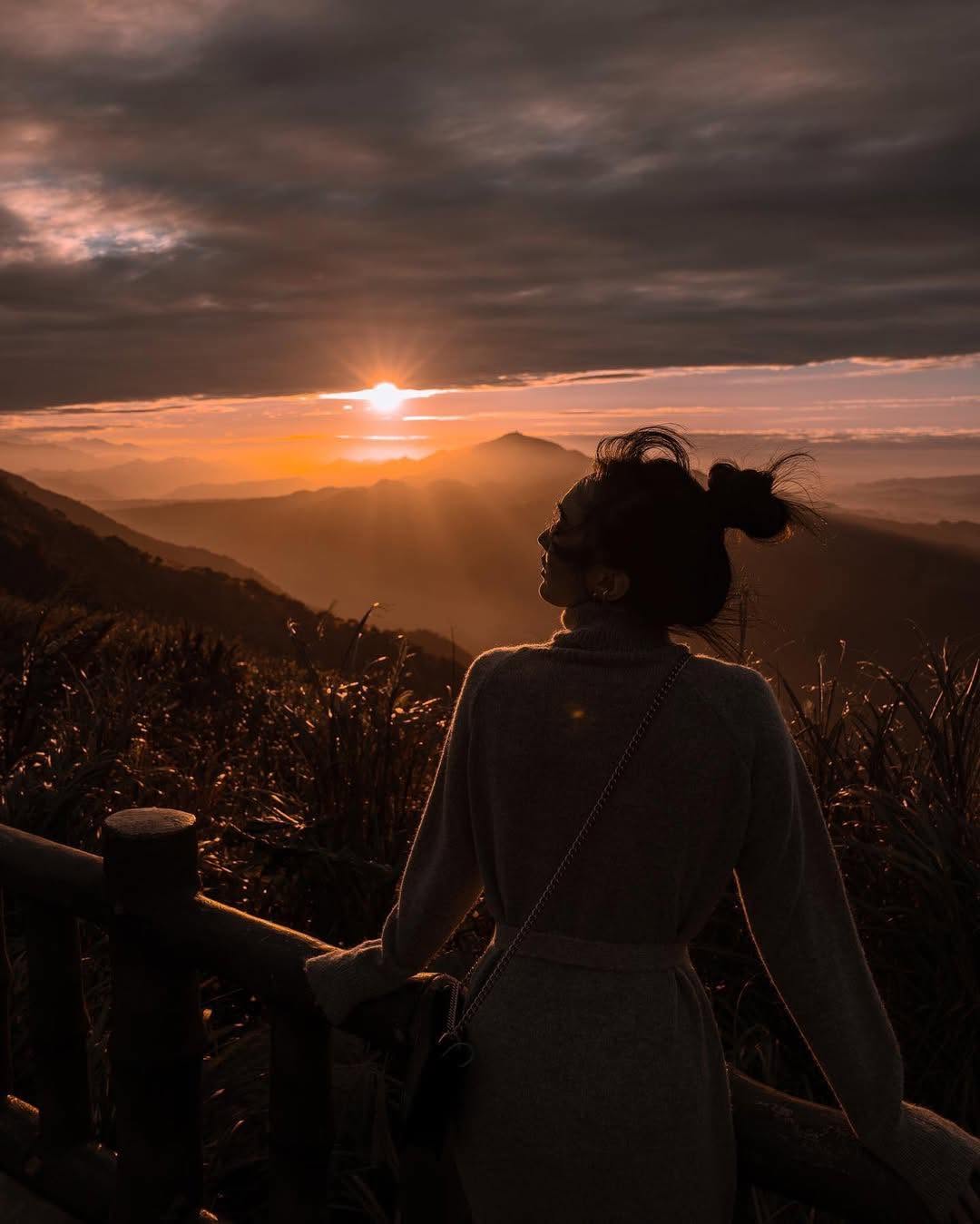 不厭亭夕照 位於台102線公路上的絕佳景觀涼亭，除了可以一面眺望雙溪區全鄉風景，另一面則可遠眺瑞芳，有「小武陵」美稱