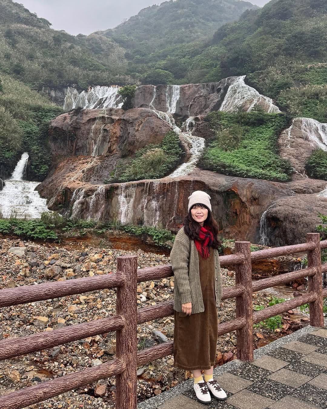 九份地區因多雨，讓礦石所含的「硫化鐵礦物」曝露出來或是隨著雨水融入了地層中，形成獨特的黃褐色河床。從洞頂路進入金水公路，沿途溪畔皆可以見到染得金黃的岩石！