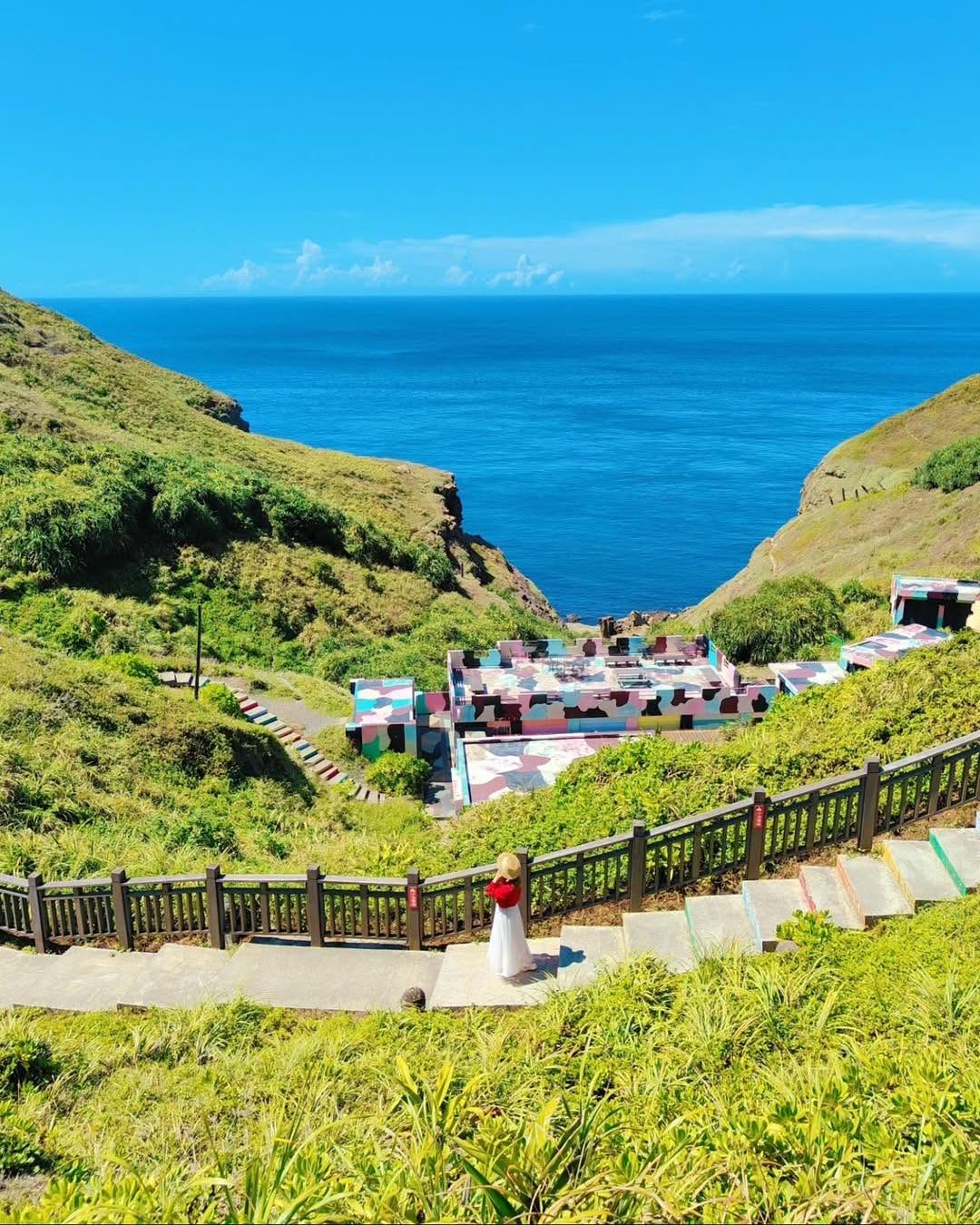 鼻頭角最具特色的咖啡廳,位在山陵起伏之間