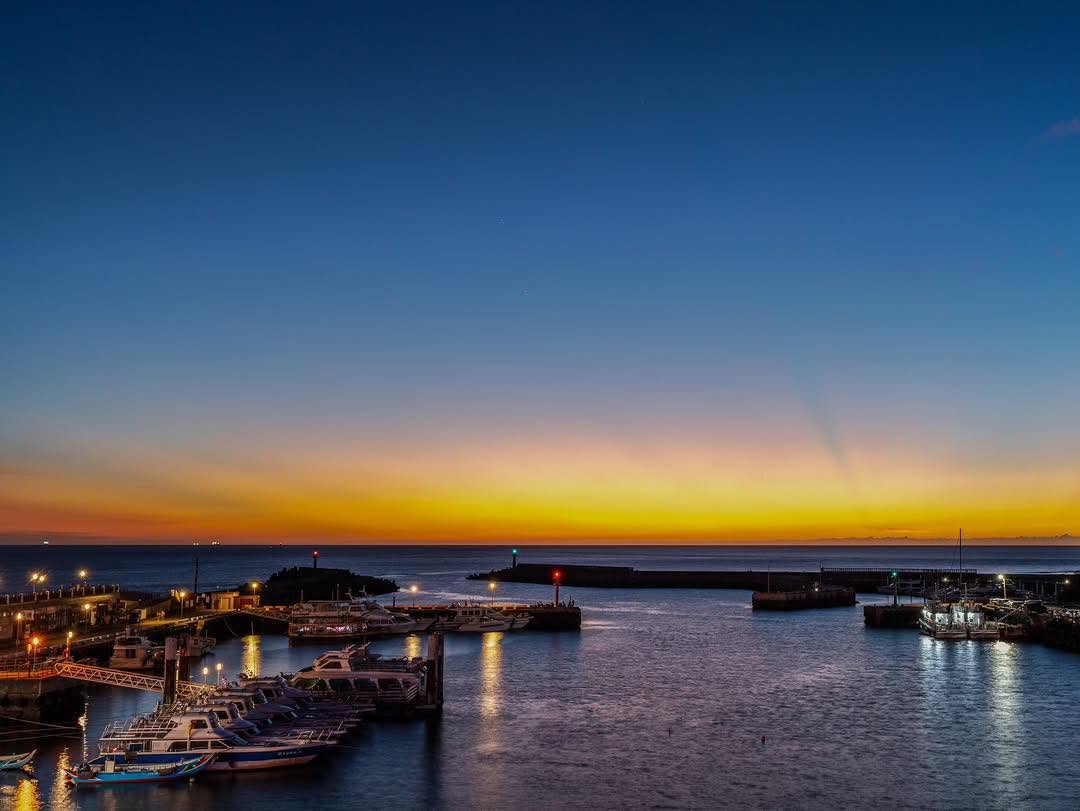 漁人碼頭位於淡水河出海口右岸,舊名淡水第二漁港,以夕陽餘暉著稱