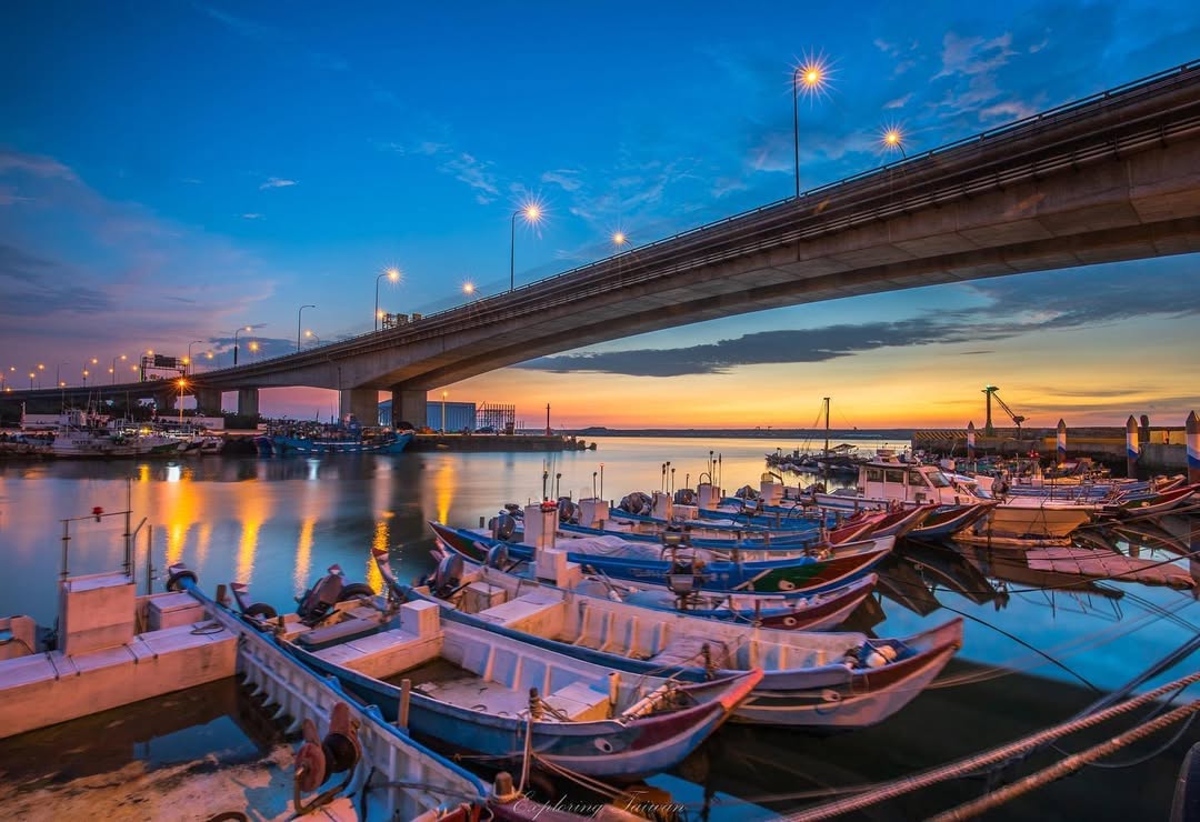 下罟子漁港的傍晚，是被夕陽和海風吹慢的時光