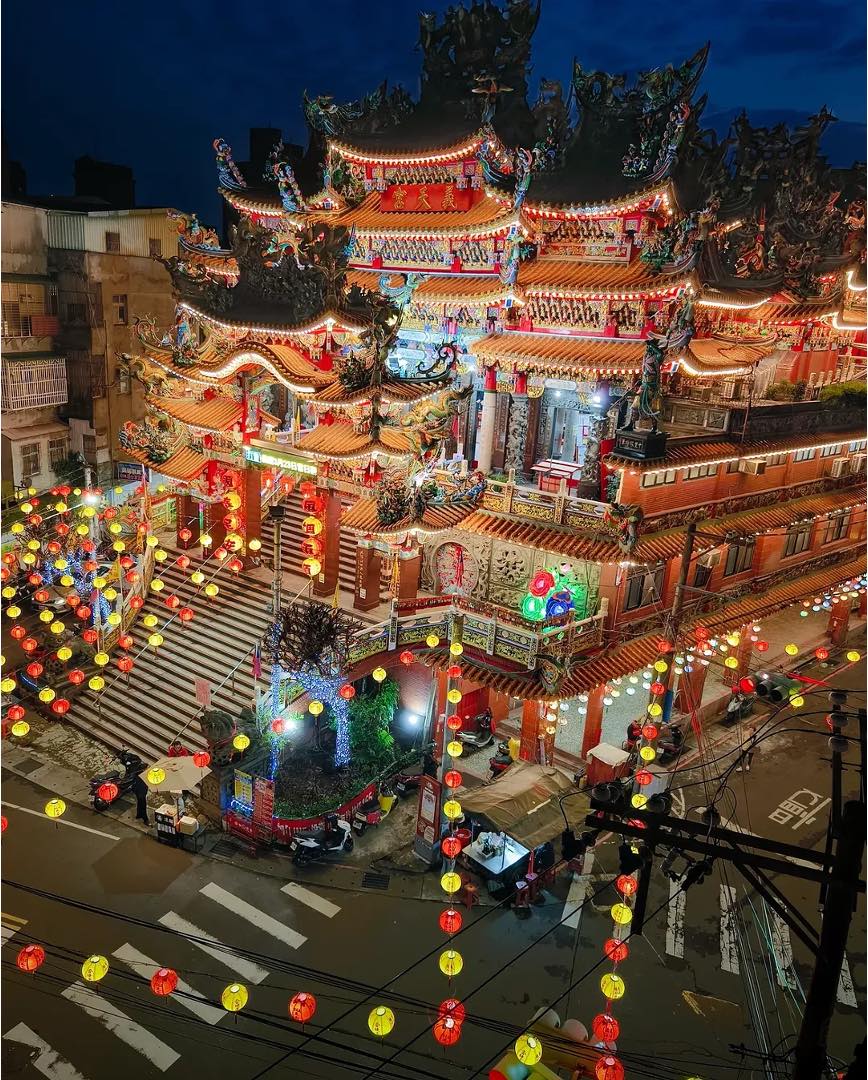 「三重義天宮」是當地居民的重要信仰中心，建築風格也了令人讚嘆，歇山重簷的樓閣設計，搭配唐式弧形山門，在夜晚燈光映照下更顯莊嚴華麗。