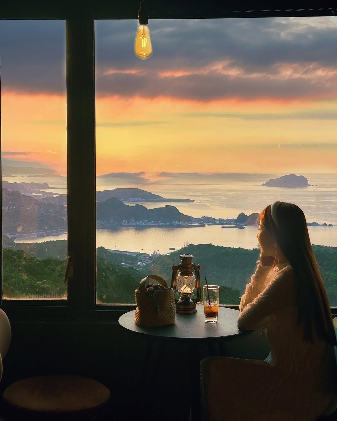 坐在九份山城，手中一杯茶或調酒，眼前就是遼闊山海天氣晴時遠眺基隆嶼，雲霧時宛如仙境，每一幕都讓人捨不得離開