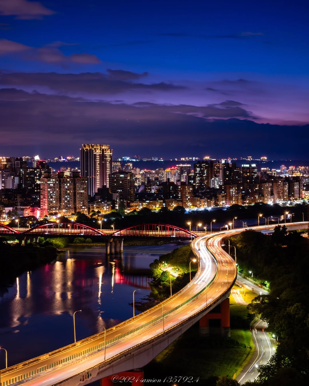 捕捉流動光影下的城市詩篇