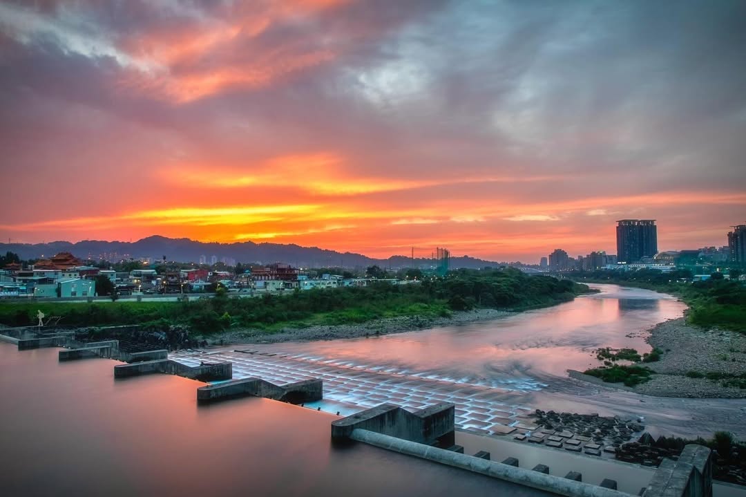 在新店，碧潭堰就像藏在城市里的一幅水墨画