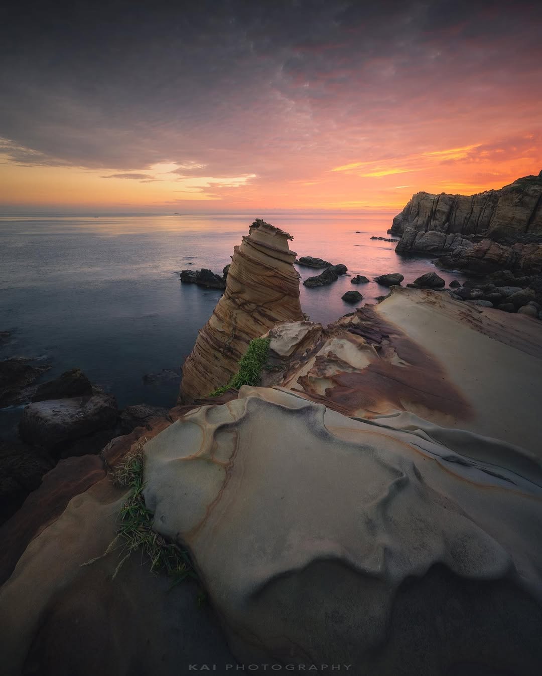 海風吹拂、巨浪拍打年復一年的雕刻