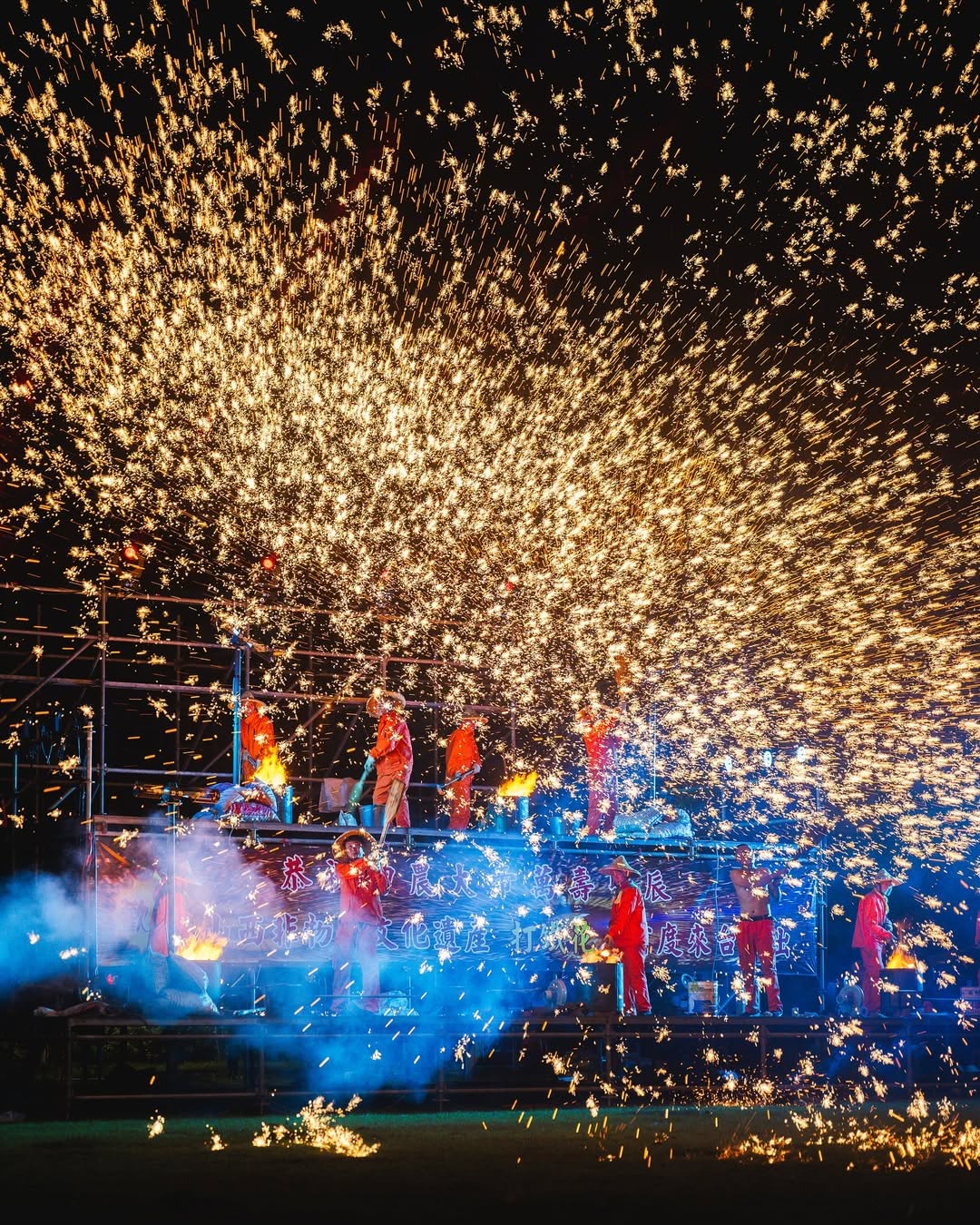 傳統打鐵花技藝於三重先嗇宮精彩呈現