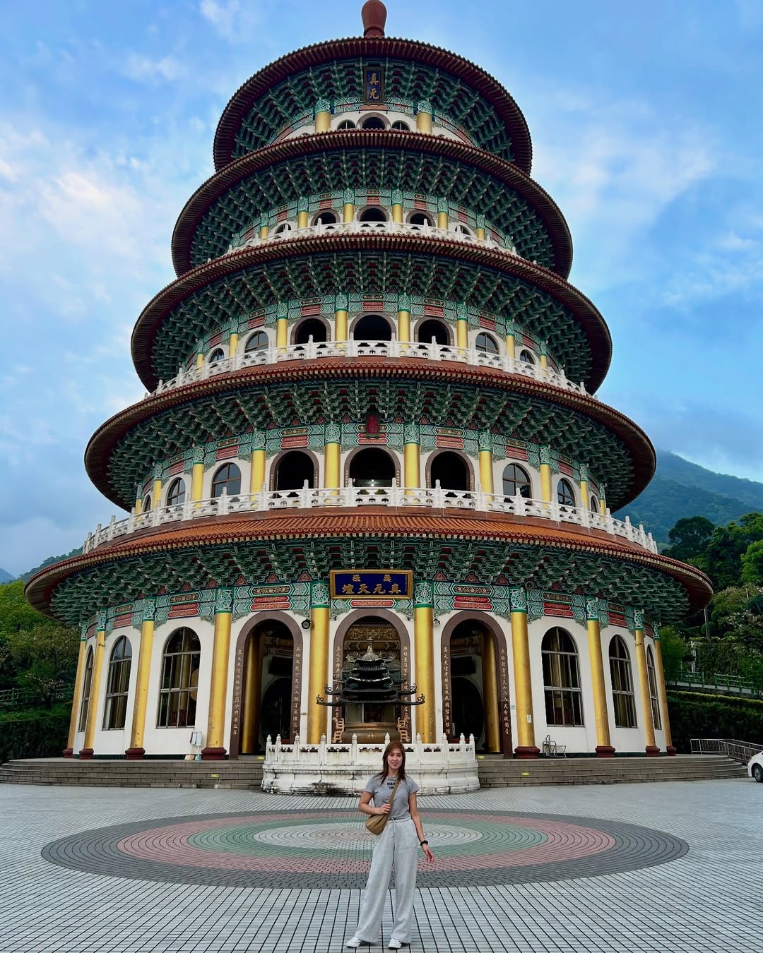 五層樓高的圓形建築，氣勢恢宏、莊嚴靜穆