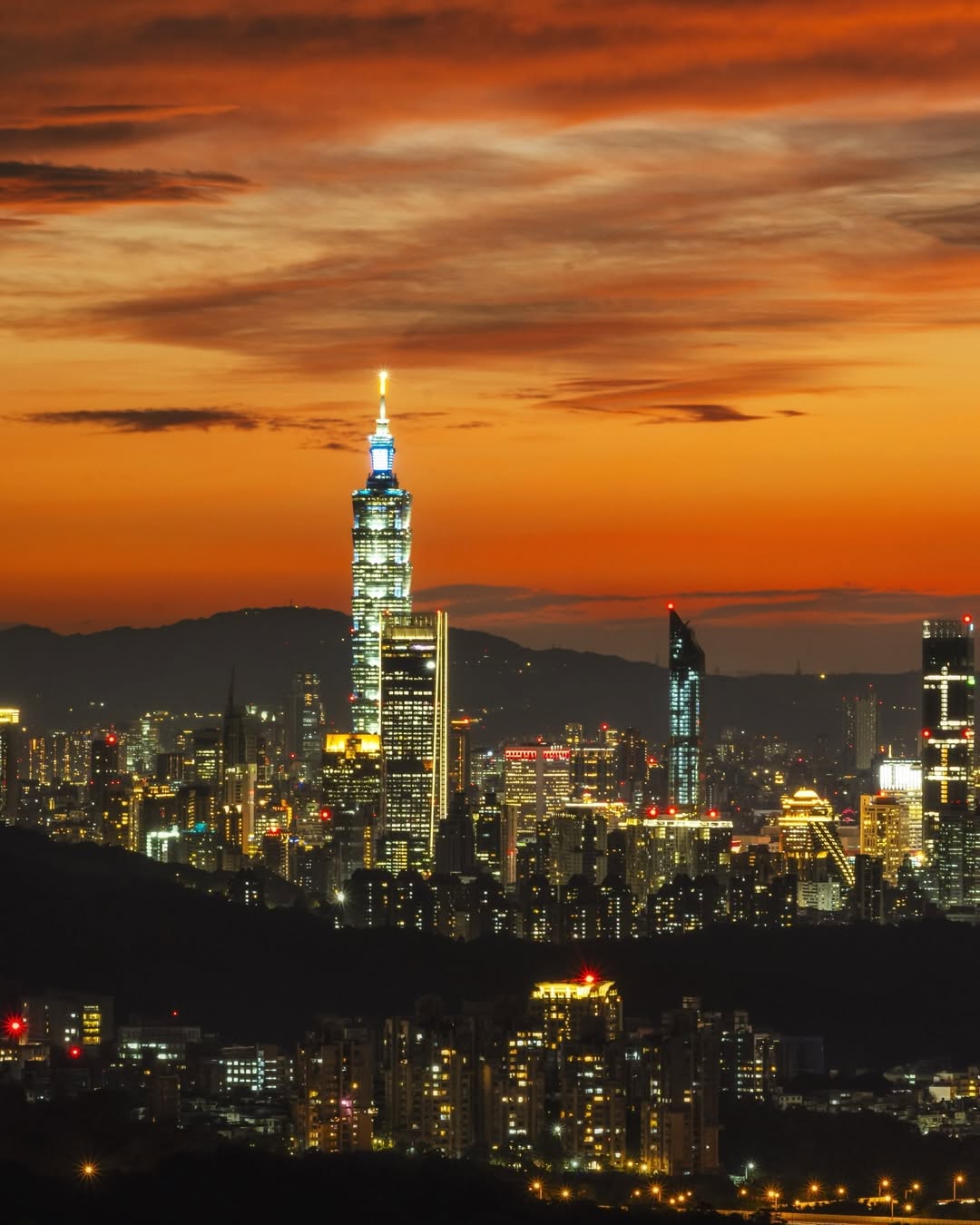 遠眺台北101、圓山大飯店，萬家燈火在夜色中閃爍